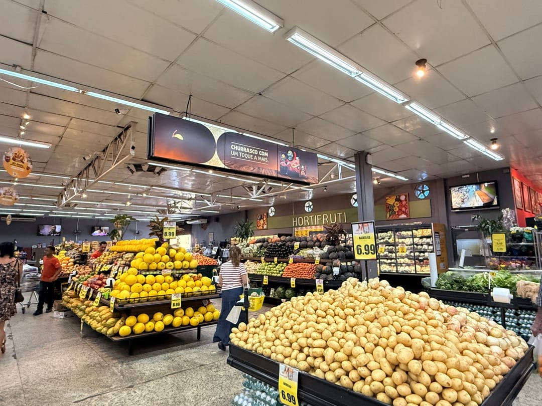 Setor de hortifruti da loja, com frutas e verduras expostas